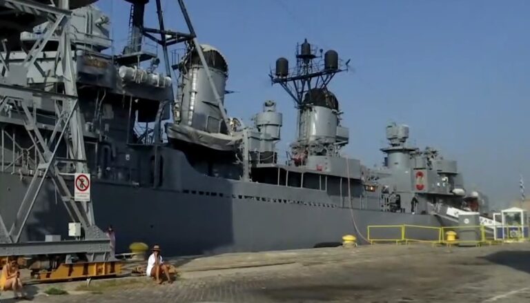 To Αντιτορπιλικό Βέλος έριξε άγκυρα στο λιμάνι της Θεσσαλονίκης – Έτοιμο να υποδεχθεί τους επισκέπτες