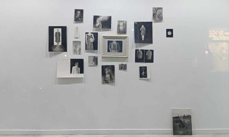 Θεσσαλονίκη: Χειροποίητα ρούχα αποτελούν τη βάση για τη νέα έκθεση ζωγραφικής στις Βιτρίνες Τέχνης του ΟΤΕ