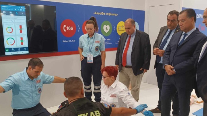 Στα εγκαίνια του περιπτέρου του ΕΕΣ στη ΔΕΘ ο Α.Γεωργιάδης-Τοποθέτηση περισσότερων απινιδωτών σε δημόσιους χώρους επιδιώκει το υπ. Υγείας