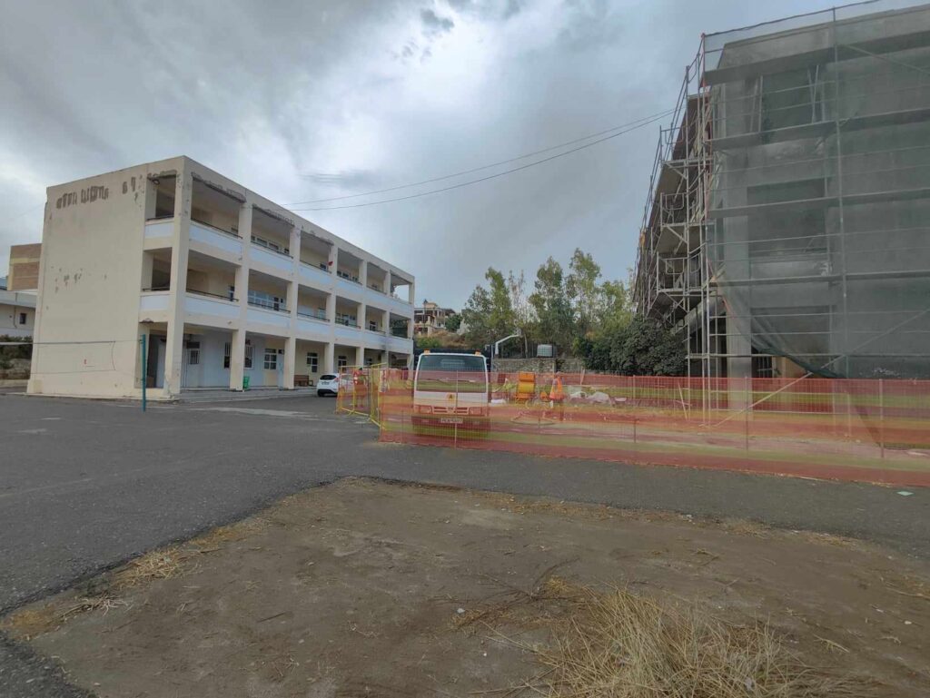 Με τηλεκπαίδευση ξεκίνησαν τη χρονιά στο Γυμνάσιο Περάματος λόγω εκτεταμένων εργασιών στο σχολικό κτίριο