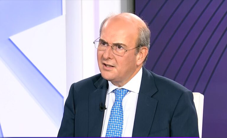 Κ. Χατζηδάκης: Μείωση της ανεργίας, αύξηση των μισθών, Ψηφιακή Κάρτα Εργασίας, βελτιώνουν τη ζωή των εργαζομένων