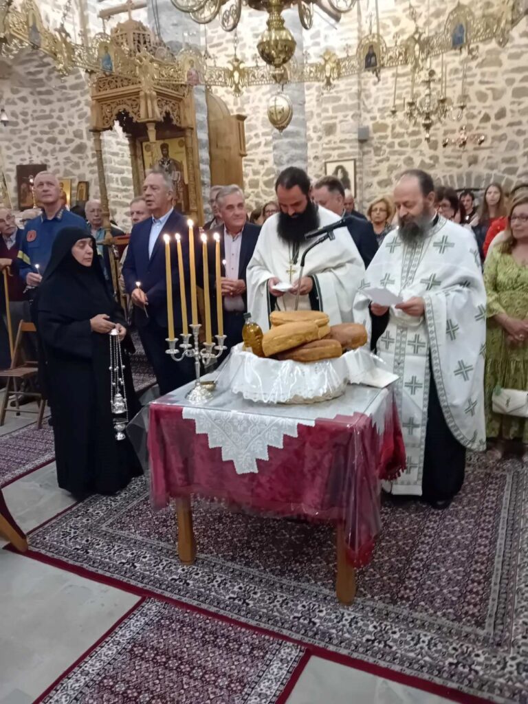 Πλήθος πιστών στην Ιερά Μονή Τιμίου Σταυρού Δολιανών Ασπροποτάμου