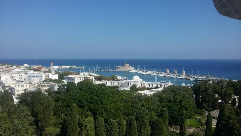 Με αύξηση 15% στις αφίξεις κινείται η τουριστική σεζόν στη Ρόδο