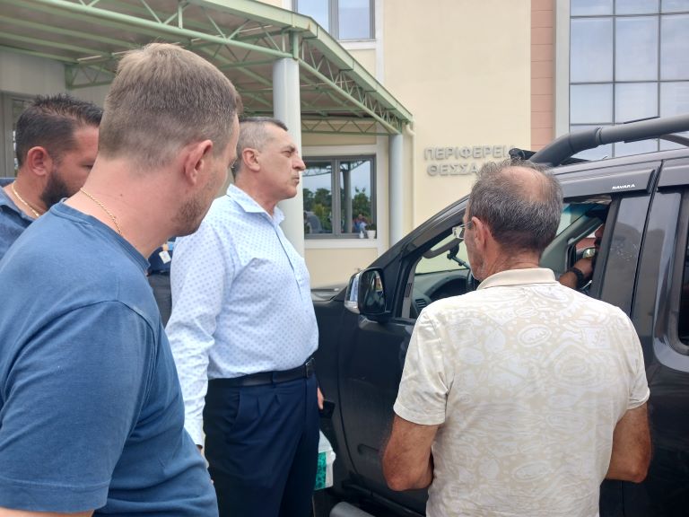 Eνταση στην Περιφέρεια Θεσσαλίας – Επαγγελματίες από τις Αλυκές Βόλου έκαναν έφοδο στο κτίριο