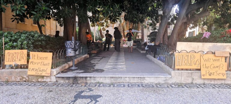 Δεκάδες αλλοδαποί φθάνουν καθημερινά στα νησιά
