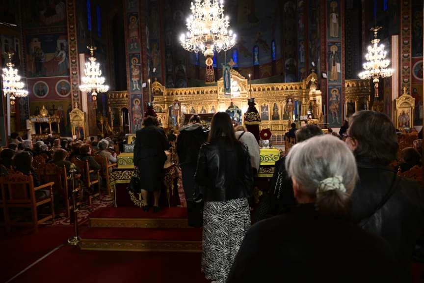 Λάρισα: Πλήθος πιστών στον Ι. Ν. Αγ. Νικολάου για την υποδοχή της εικόνας της Παναγίας Αρμενιώτισσας