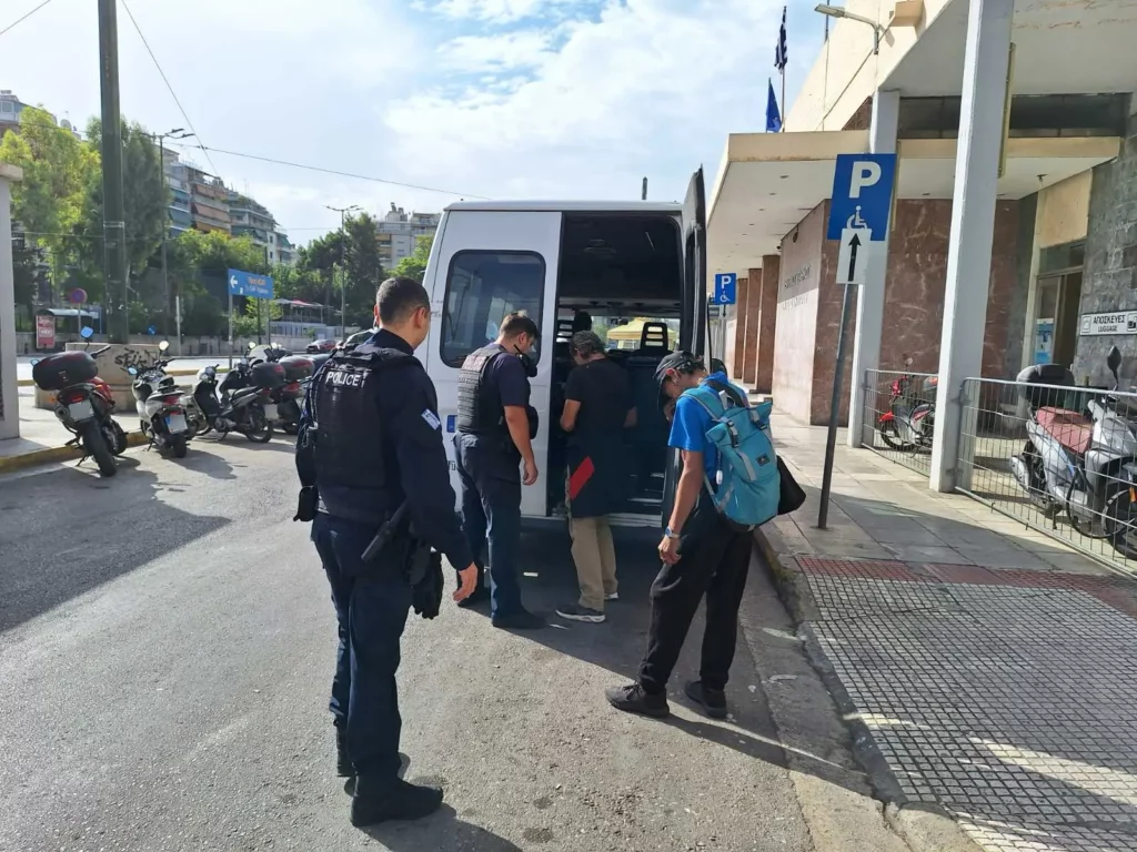منع وقمع الانحراف وسط أثينا: 200 اعتقال و10 اعتقالات في إجراء خاص