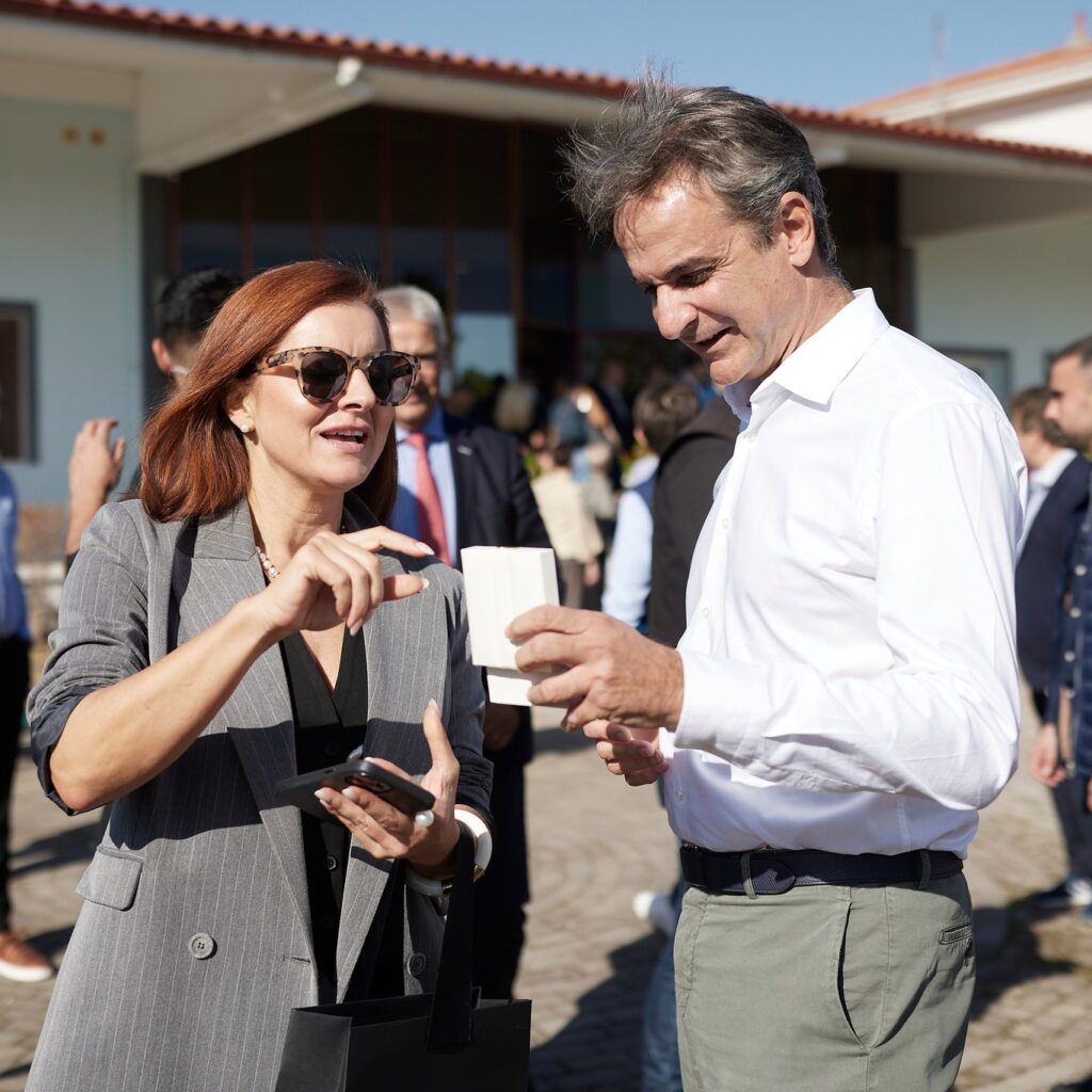 Ορεστιάδα: Μανικετόκουμπα με βότσαλα του Έβρου χάρισε στον Κ. Μητσοτάκη κατασκευάστρια κοσμημάτων