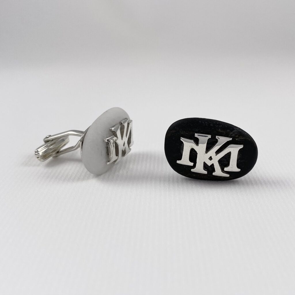 Ορεστιάδα: Μανικετόκουμπα με βότσαλα του Έβρου χάρισε στον Κ. Μητσοτάκη κατασκευάστρια κοσμημάτων