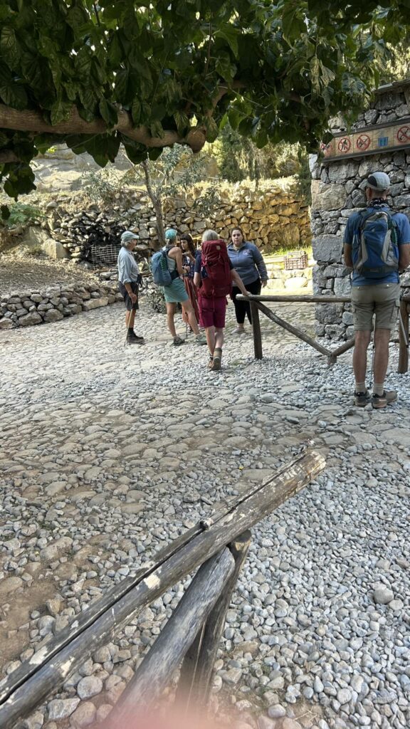 Αγανακτισμένοι οι κάτοικοι της Αγ. Ρουμέλης από τις συνεχείς απαγορεύσεις διέλευσης στον Εθνικό Δρυμό Σαμαριάς – Άνοιξαν τη μία είσοδο (βίντεο)