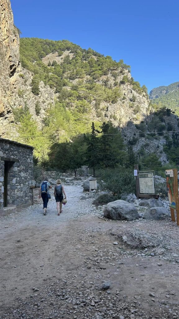 Αγανακτισμένοι οι κάτοικοι της Αγ. Ρουμέλης από τις συνεχείς απαγορεύσεις διέλευσης στον Εθνικό Δρυμό Σαμαριάς – Άνοιξαν τη μία είσοδο (βίντεο)