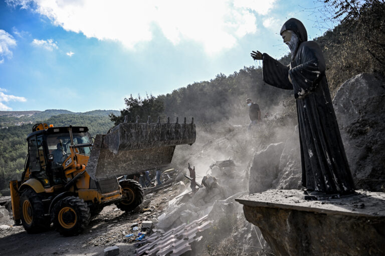 Ισραηλινά άρματα μάχης στα σύνορα με τη Συρία: Αδειάζει η Βηρυτός – Διπλωματικός πυρετός για το Ιράν
