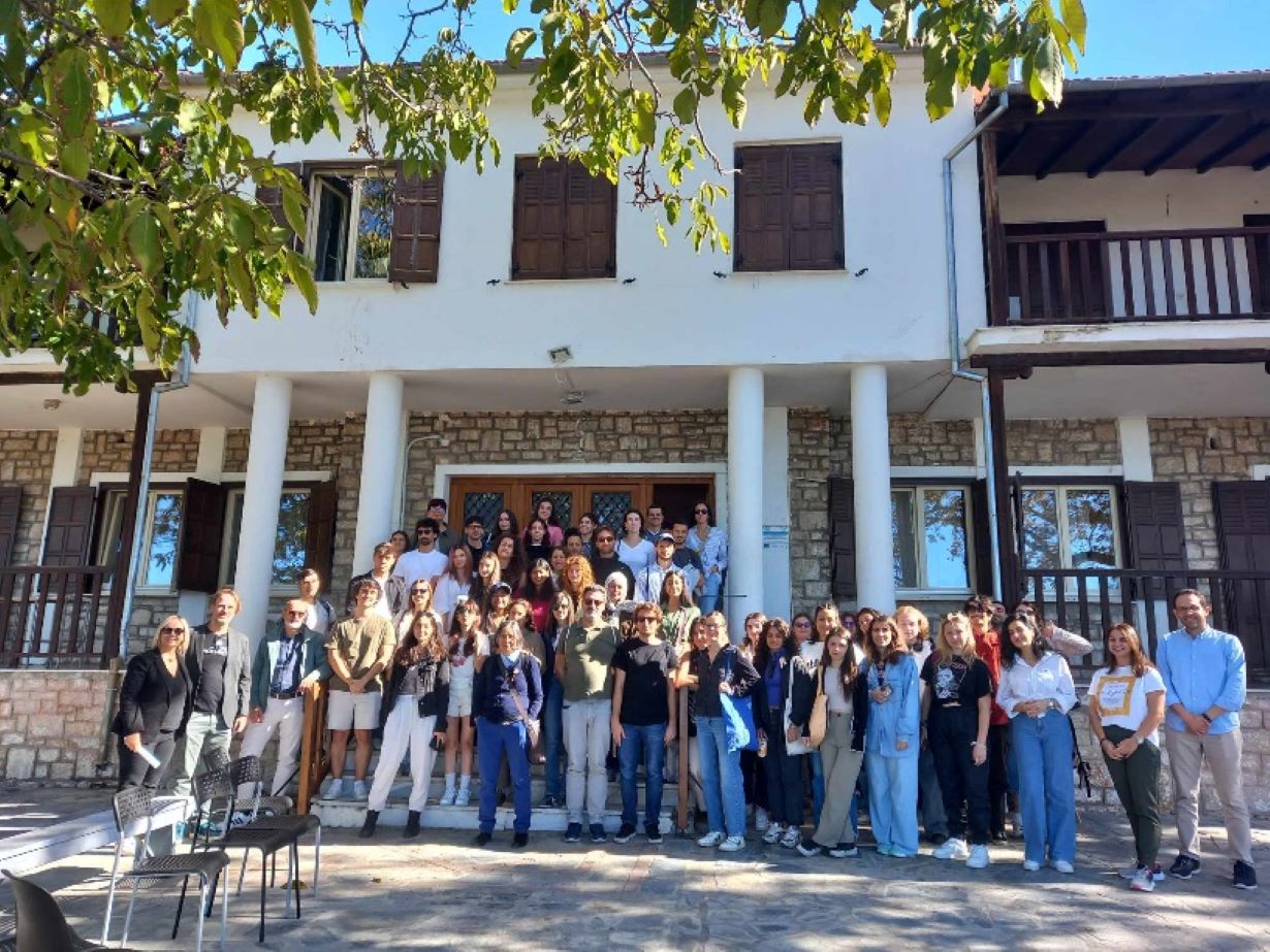 Γνωριμία φοιτητών αρχιτεκτονικής από το εξωτερικό με τον ξενώνα ΑΡΣΙΣ στη Μακρινίτσα