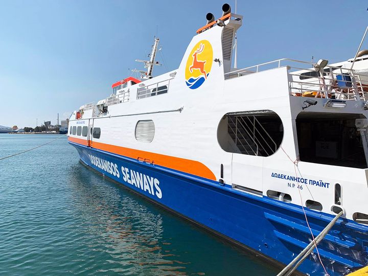 Άλλαξε λιμάνι εν πλω το ταχύπλοο από Ρόδο για να αποβιβάσει μετανάστες στη Σάμο