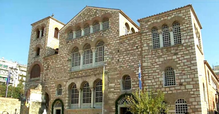Θεσσαλονίκη: Με κατάνυξη οι πιστοί συνέρρευσαν στον ιερό ναό του Αγίου Δημητρίου