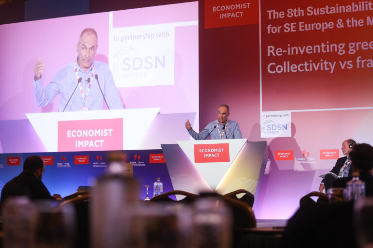 Economist Impact: Καυστικός ο Τζεφ Σακς για την ΕΕ, το ΝΑΤΟ, τη στάση Τραμπ και Χάρις απέναντι στο Ισραήλ και την πολιτική του Νετανιάχου