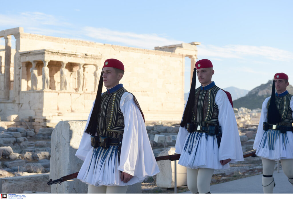 28η Οκτωβρίου: Έπαρση σημαίας στον Ιερό Βράχο της Ακρόπολης (βίντεο και φωτογραφίες)