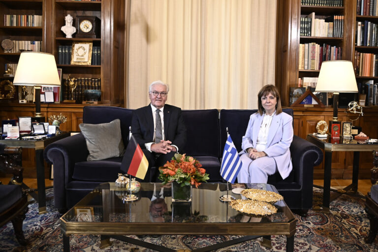 Το θέμα των γερμανικών επανορθώσεων έθεσε η Σακελλαροπούλου στον Σταϊνμάιερ – «Νομικά το θέμα θεωρείται λήξαν», της απάντησε
