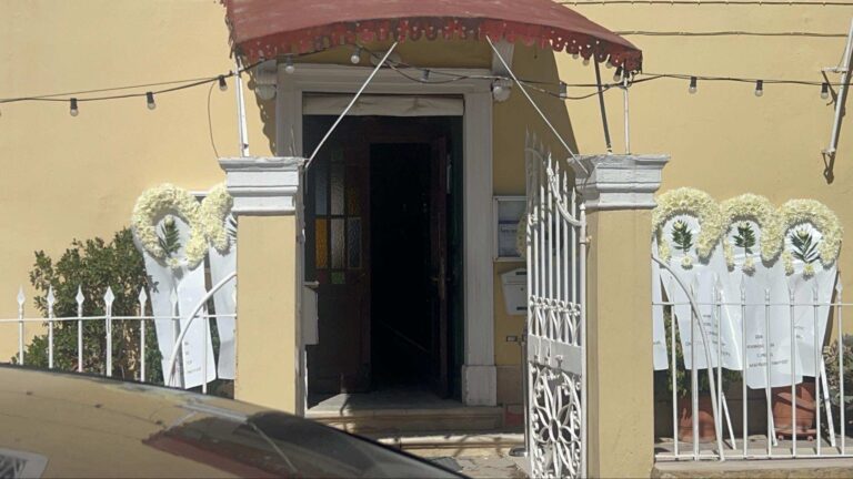 Κέρκυρα: Σε κλίμα οδύνης η κηδεία του 68χρονου που έπεσε νεκρός από τα χέρια της συζύγου του