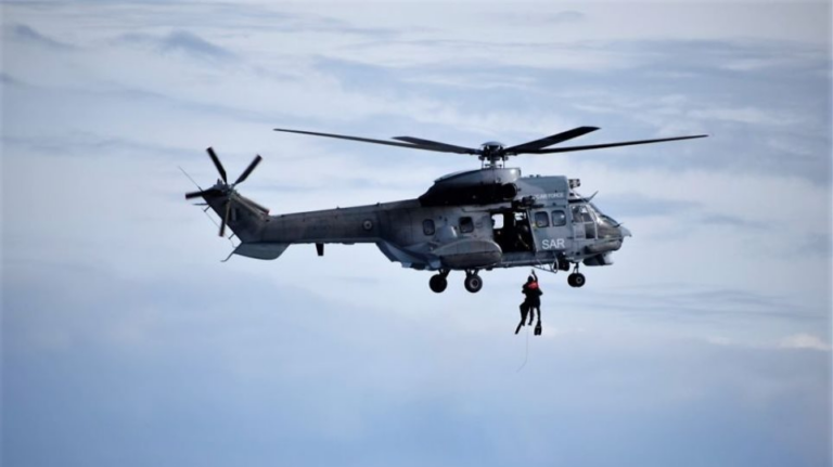Λέρος: Επιχείρηση διάσωσης 8 ναυαγών απο ελικόπτερο Super Puma της Πολεμικής Αεροπορίας (βίντεο)