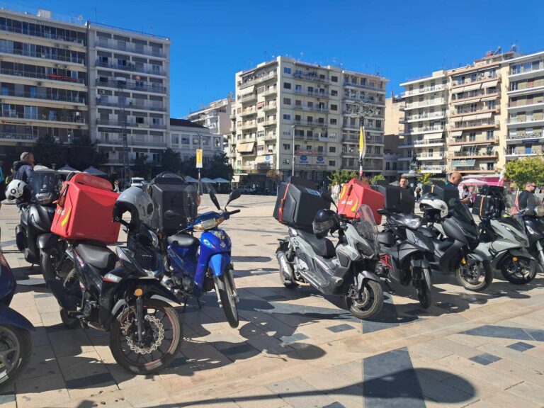 Διαμαρτυρία διανομέων στην πλατεία Γεωργίου στην Πάτρα