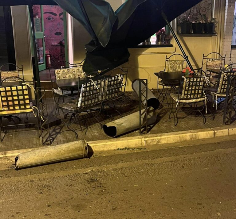 Θεσσαλονίκη: Φουγάρο έπεσε από ταράτσα οικοδομής και κατέληξε πάνω σε τραπεζοκαθίσματα