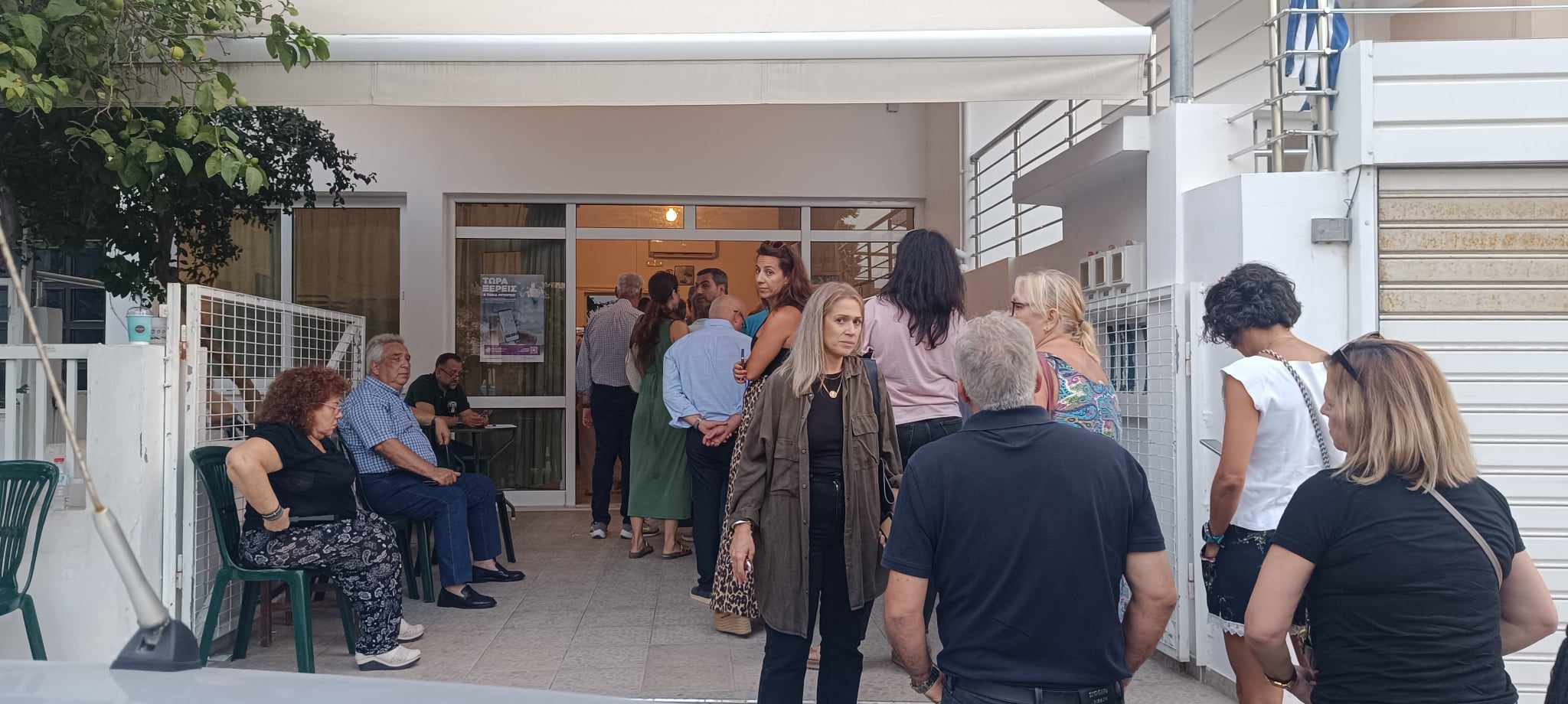 Ηράκλειo: Στις κάλπες οι ψηφοφόροι του ΠΑΣΟΚ – Ουρές στα εκλογικά κέντρα