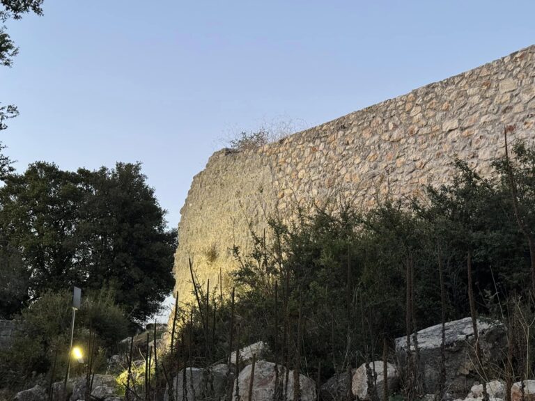 Φωταγωγήθηκε το Αρχαίο Κάστρο Πολυνερίου
