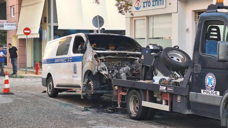 Μεσολόγγι: Φωτιά σε βαν της Αστυνομίας από εκρηκτικό μηχανισμό