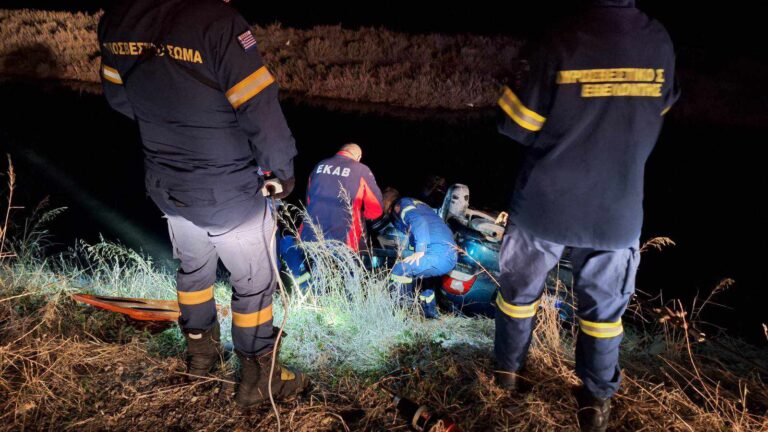 Μεσολόγγι: ΙΧ κατέληξε σε αποστραγγιστικό κανάλι – Επιχείρηση απεγκλωβισμού επιβατών