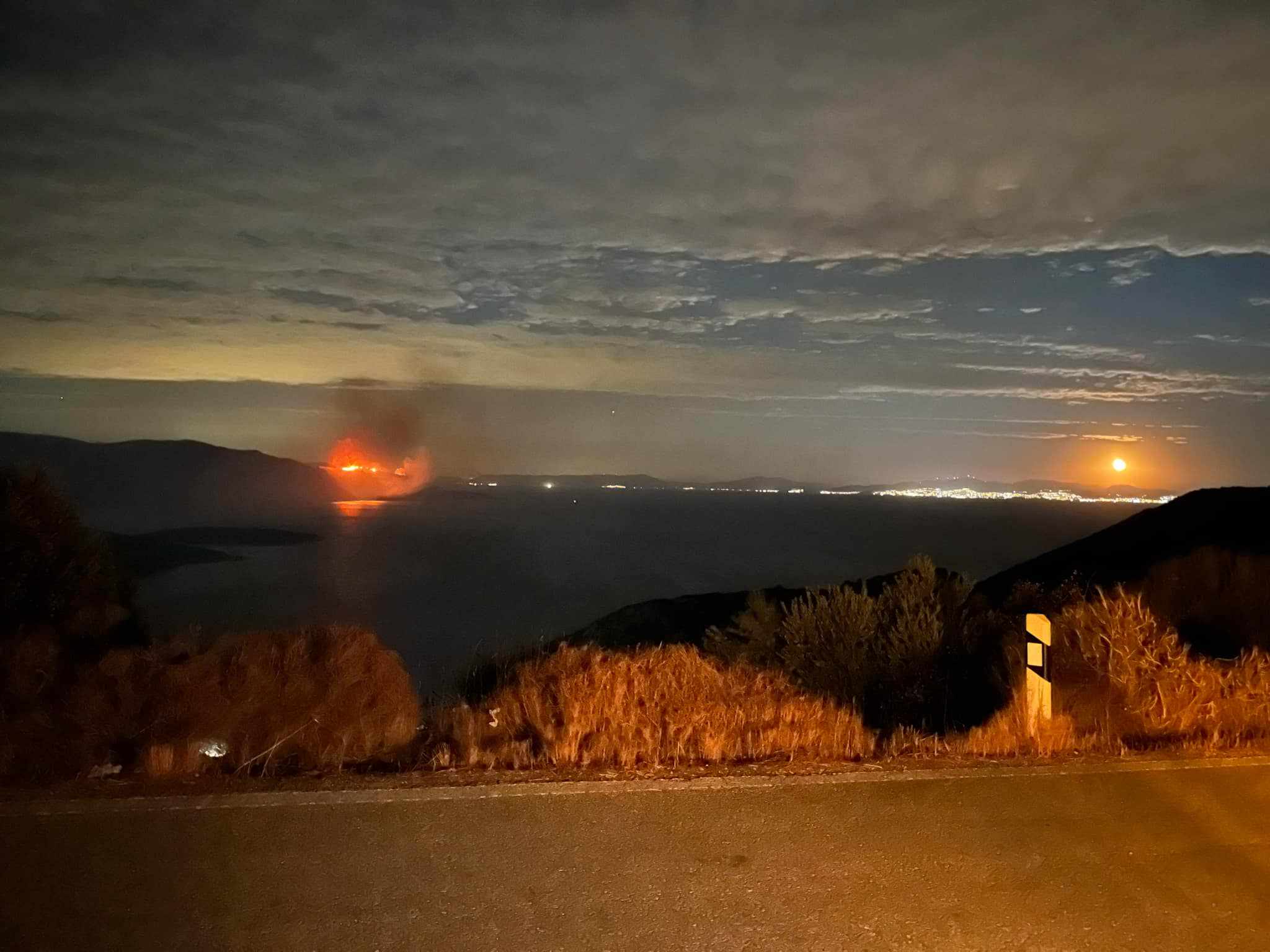 Σάμος: Σε εξέλιξη η φωτιά – Ολοκληρώθηκε η επιχείρηση διάσωσης μεταναστών στο ακρωτήριο Πράσο