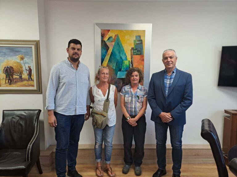 Αμύνταιο: Συνάντηση Δημάρχου Αμυνταίου Ιωάννη Λιάση με δυο Αγγλίδες εθελόντριες του Καταφυγίου Αδέσποτων Ζώων
