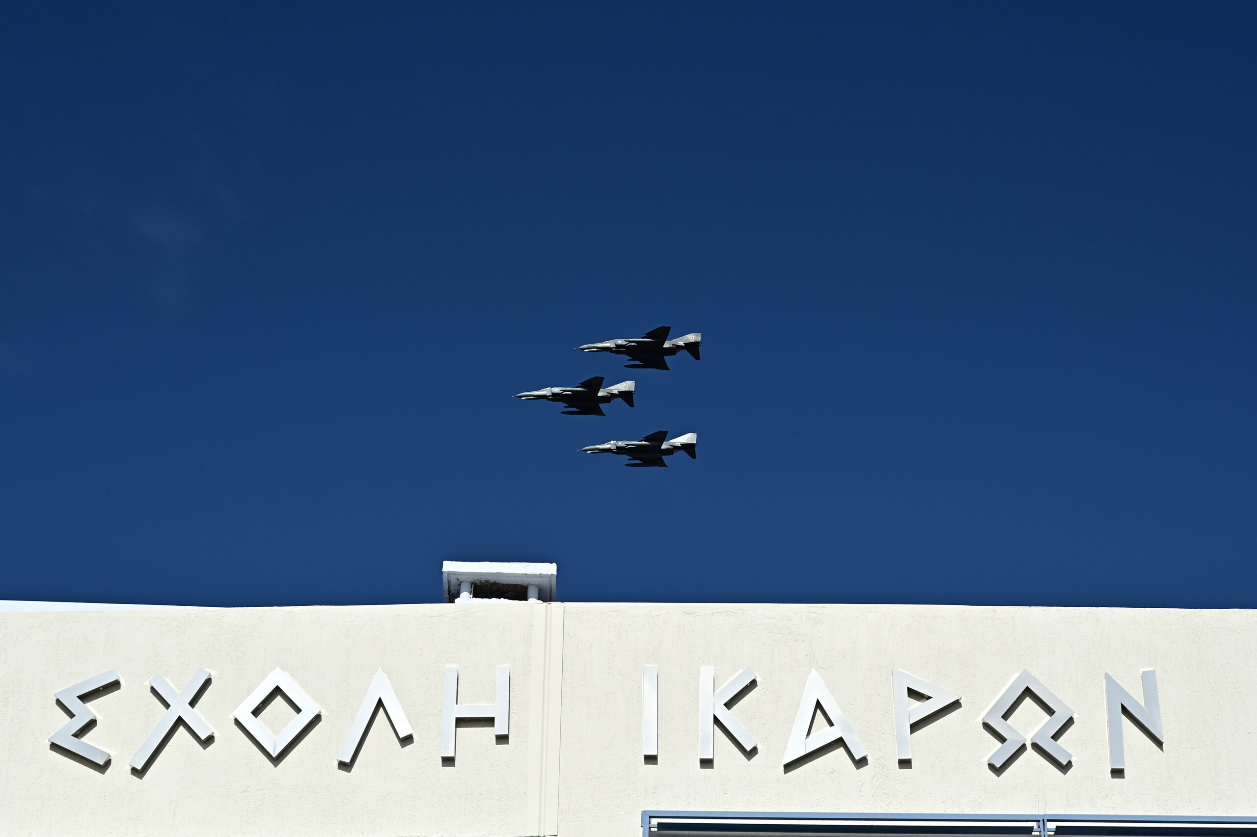 Πτήση μαθητών με ελικοφόρα μέσα της Πολεμικής Αεροπορίας, στις 9 Νοεμβρίου, στη Δεκέλεια