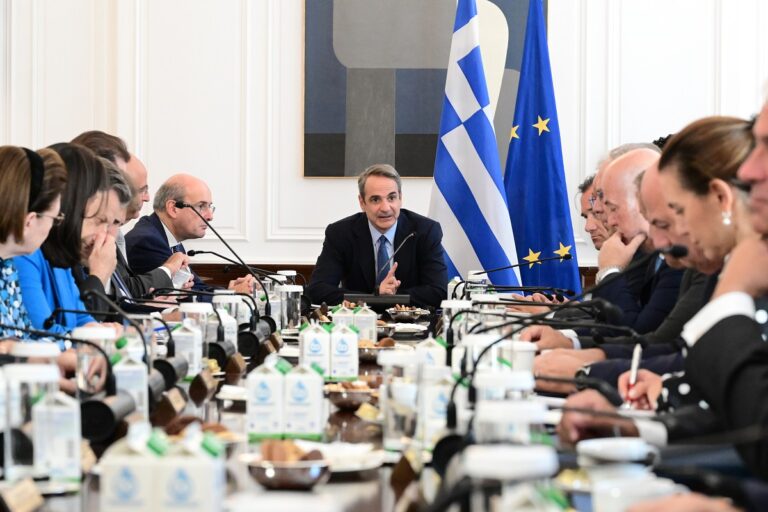 O νέος κατώτατος μισθός στο σημερινό  Υπουργικό Συμβούλιο – Ποιες ρυθμίσεις προωθούνται για φορολογικές δηλώσεις και ΑΑΔΕ