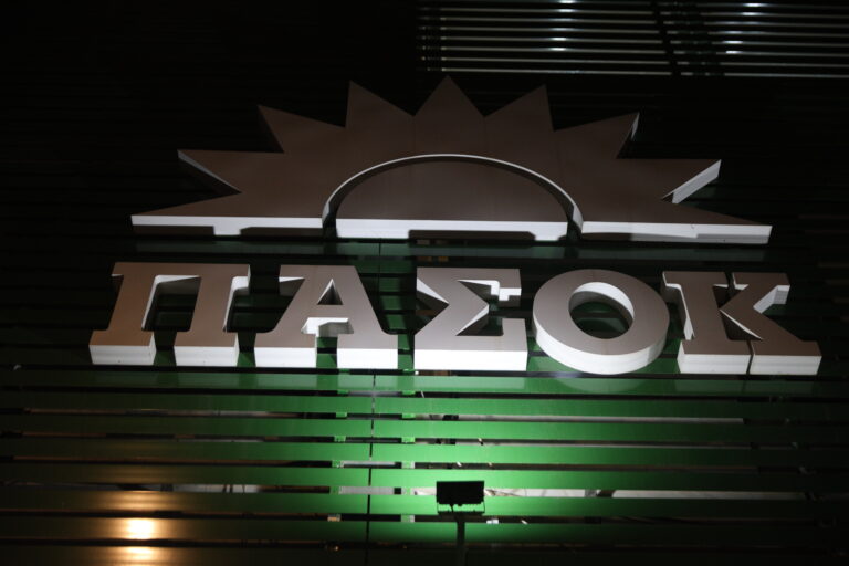 ΠΑΣΟΚ: Τα βίαια επεισόδια των κουκουλοφόρων δεν αμαυρώνουν τα μεγαλειώδη συλλαλητήρια – Η κυβέρνηση απέτυχε να προστατεύσει τους πολίτες