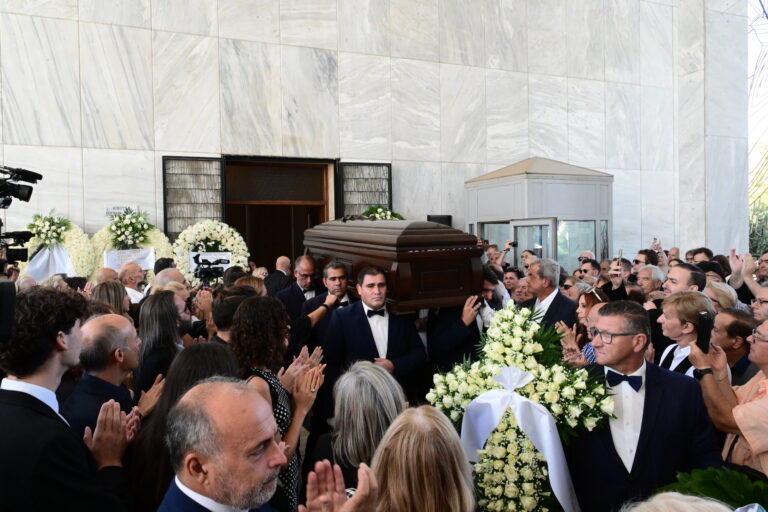 To τελευταίο αντίο στον Μίμη Πλέσσα – Πλήθος κόσμου στο λαϊκό προσκύνημα 