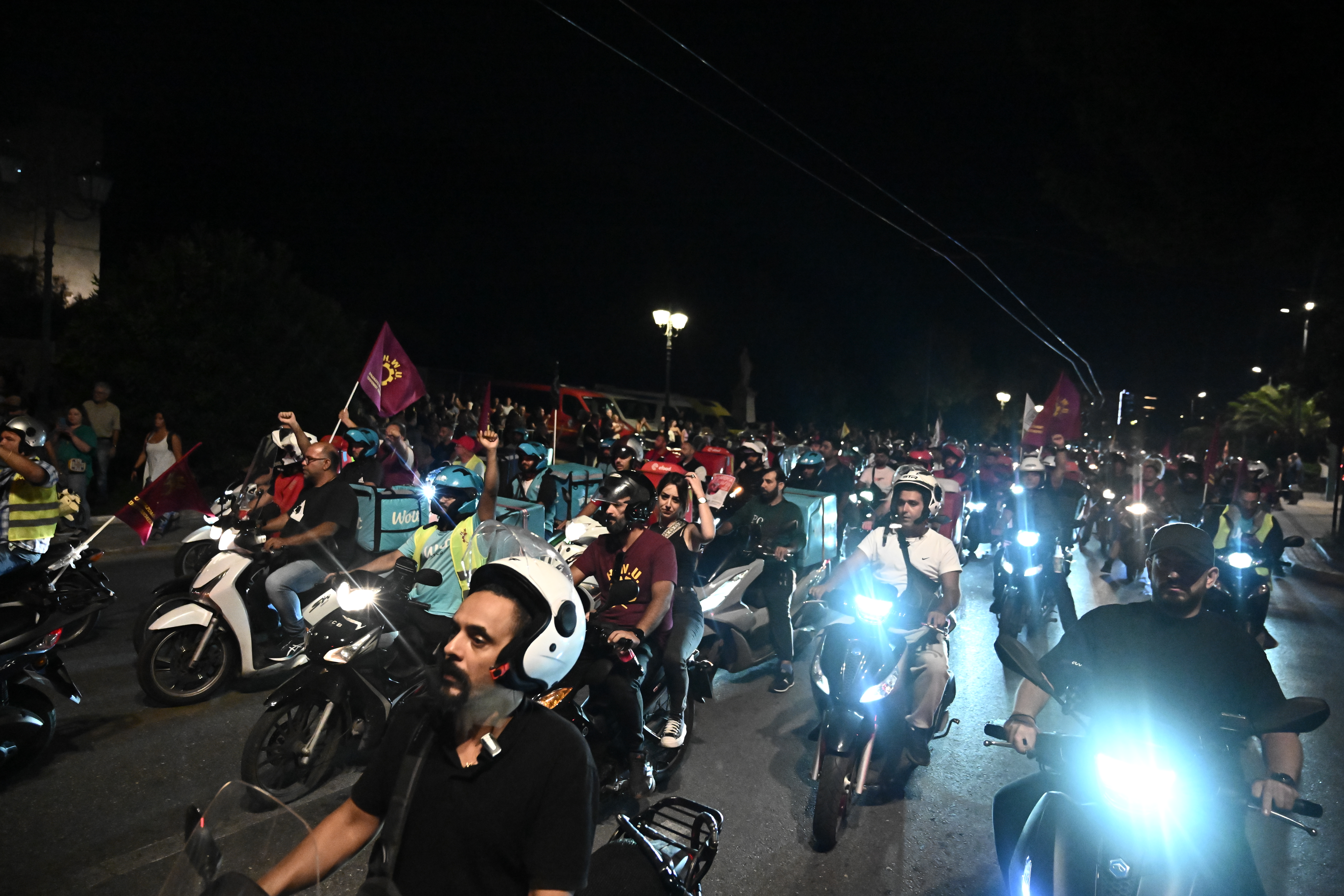 Μοτοπορεία των διανομέων στην Αθήνα για αυξήσεις και χορήγηση μέσων προστασίας