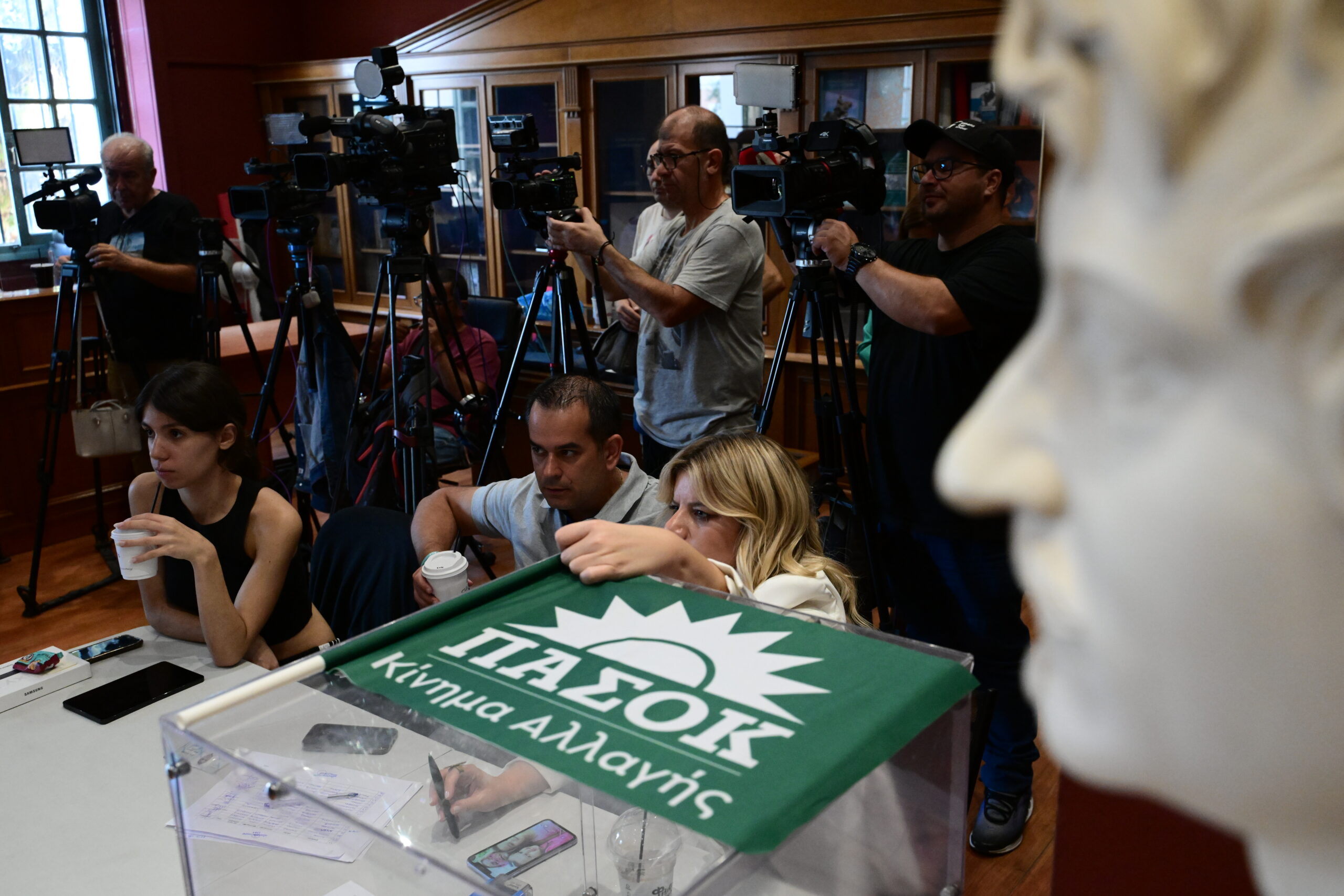 Εκλογές ΠΑΣΟΚ: Το κλίμα που κυριαρχεί στο «στρατηγείο» του Ν. Ανδρουλάκη