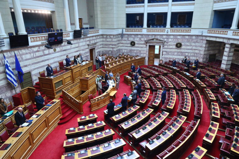 Βουλή: Ενός λεπτού σιγή στη μνήμη της Βάσως Παπανδρέου – Συλλυπητήρια των Κοινοβουλευτικών Ομάδων