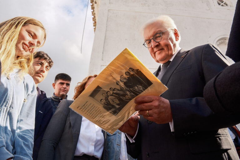 Στην μαρτυρική Κάντανο ο Σταϊνμάιερ – Ζήτησε συγγνώμη στα ελληνικά για τις θηριωδίες των Ναζί στην Κρήτη