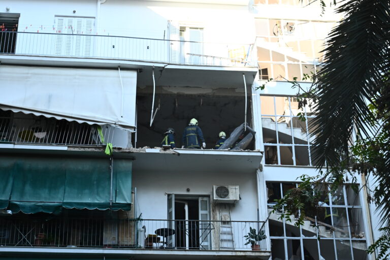 Έκρηξη στους Αμπελόκηπους: Τουλάχιστον ένα όπλο βρέθηκε στο διαμέρισμα – Συνεχίζει την έρευνα η Αντιτρομοκρατική