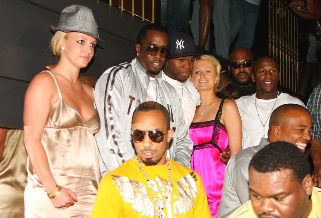 Britney Spears, Sean "Diddy" Combs, 50 Cent, Paris Hilton and Floyd Mayweather Jr. Diddy: Θεωρούσε τον εαυτό του βασιλιά του κόσμου – Συγκλονίζουν οι μαρτυρίες από τα «λευκά πάρτι» της φρίκης