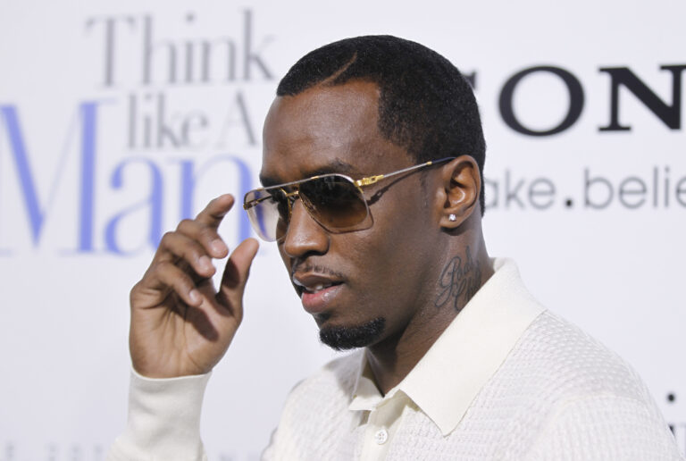 Ο Diddy «εμφανίστηκε» μέσω Instagram – Γυναίκα τον μηνύει για ομαδικό βιασμό επειδή ανέφερε ότι σχετίζεται με τον φόνο του Tupac
