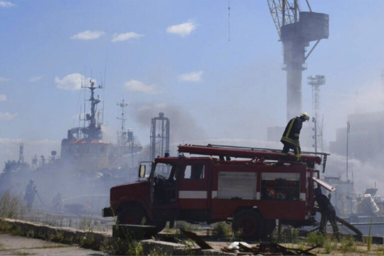 Ουκρανία: Ένας νεκρός και πέντε τραυματίες από ρωσική πυραυλική επίθεση σε πλοίο στο λιμάνι της Οδησσού