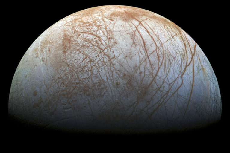 Προς εκτόξευση το Europa Clipper που θα διερευνήσει κατά πόσο μπορεί να συντηρήσει ζωή η Ευρώπη, το παγωμένο φεγγάρι του Δία