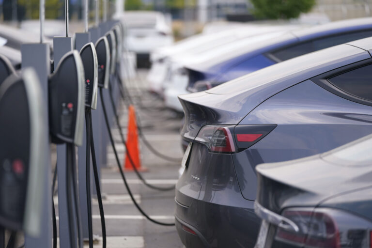 Ηλεκτροκίνηση: Νέα υπηρεσία blue pass από τη ΔΕΗ – Συνδυασμός δημόσιας και οικιακής φόρτισης με σταθερή χρέωση