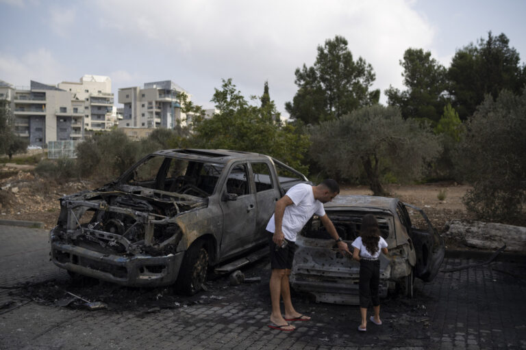 Οδοιπορικό ΕΡΤNews: Ισραηλινά πλήγματα και στα ορεινά χωριά του Λιβάνου όπου βρήκαν καταφύγιο εκτοπισμένοι από τη Βηρυτό