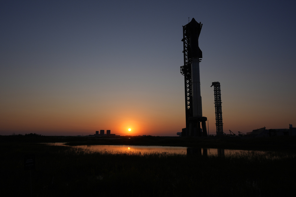 SpaceX: Εντυπωσιακή εκτόξευση του γιγαντιαίου πυραύλου Starship – «Βραχίονες chopstick» τον «προσγείωσαν» πίσω στη βάση