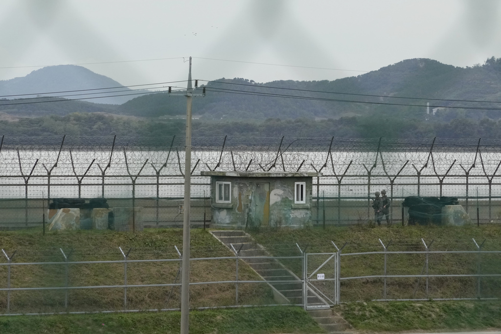 Η Βόρεια Κορέα ανατίναξε τμήματα του οδικού της δικτύου – Προειδοποιητικά πυρά από τη Σεούλ