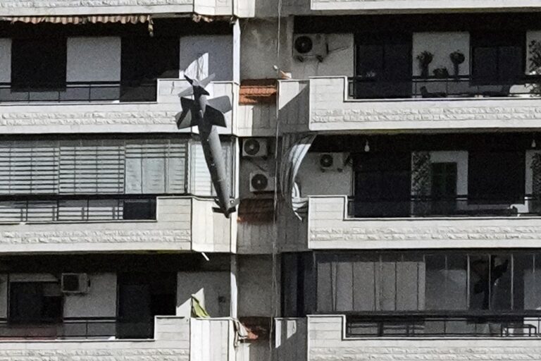 Αλλεπάλληλοι βομβαρδισμοί του Ισραήλ το βράδυ σε νότια προάστια της Βηρυτού – Πλήγμα σε πολυκατοικία της Δαμασκού